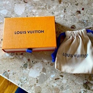 Small Louis Vuitton pull box and dustbag from bracelet